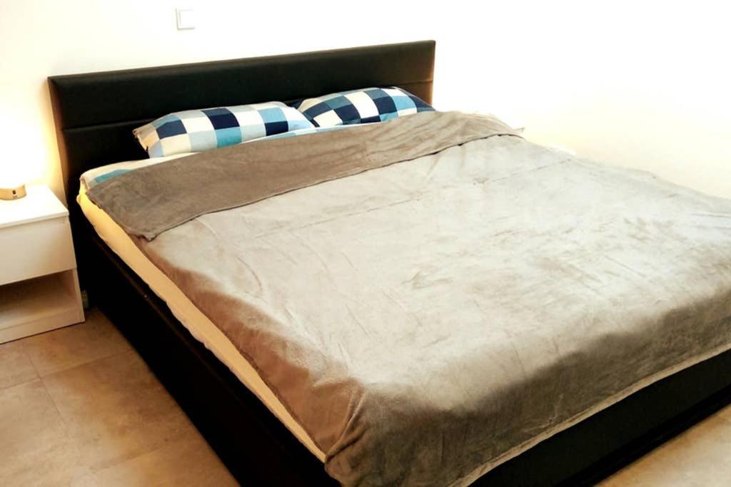 טרייר Pearl Studio Apart - King Bed - Netflix - Projector - Fast Wi-Fi מראה חיצוני תמונה